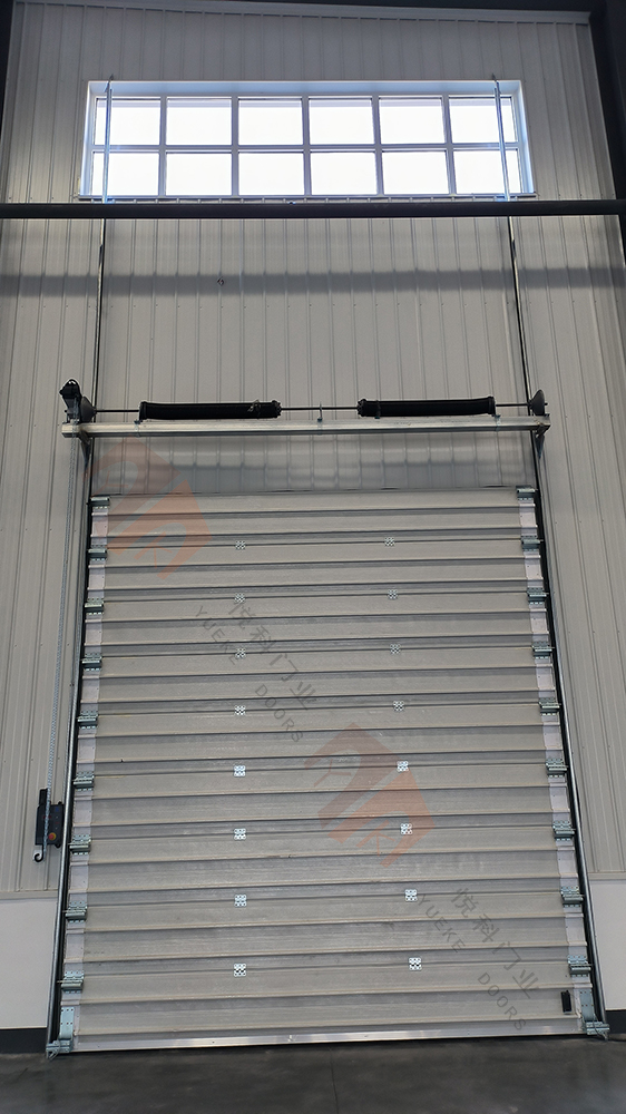 與工業提升門（mén）和卷簾門相比，工（gōng）業提升門和卷簾門